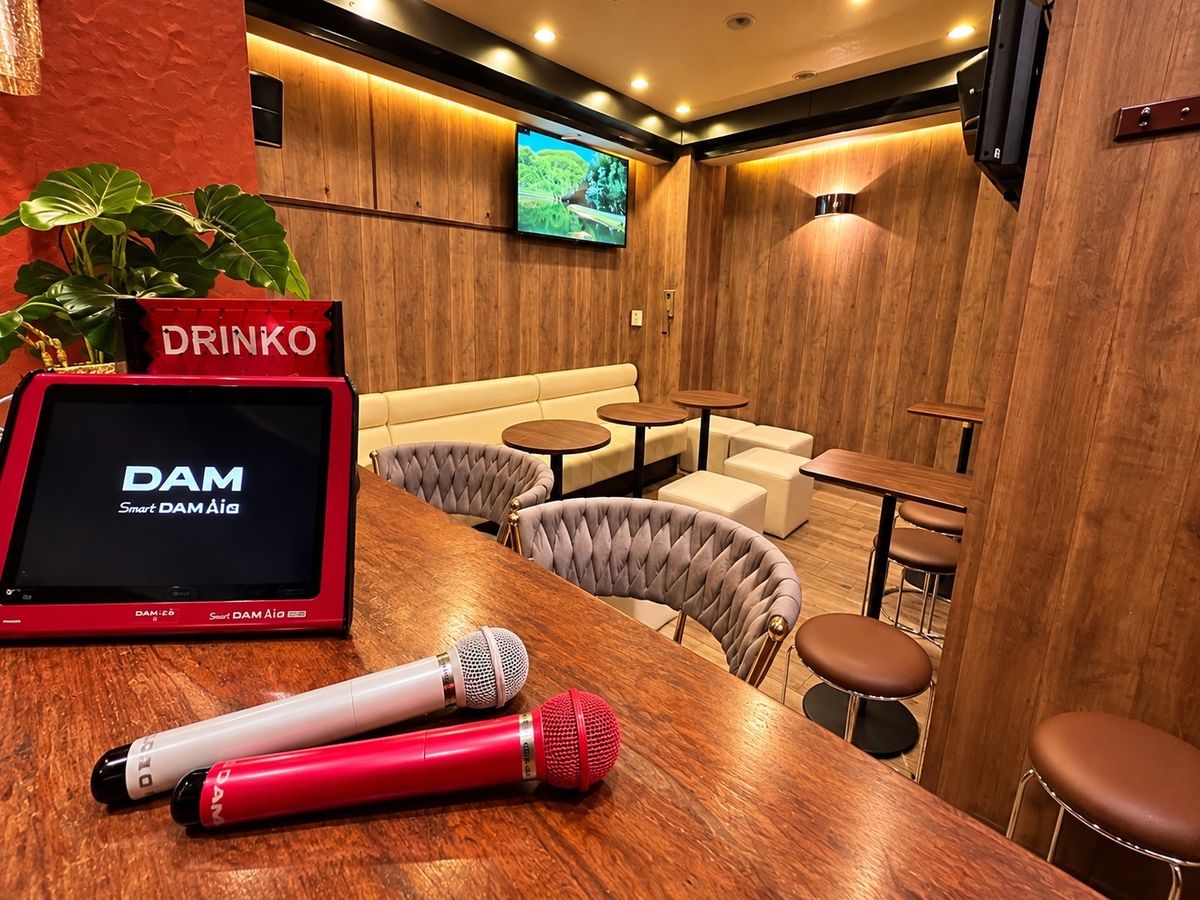 カラオケバー 夜ふかし の店内